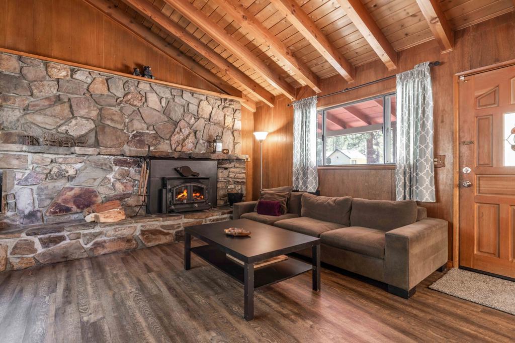 https://media.crmls.org/mediaz/b2467a96-92a8-4900-961c-b1247592a6f6.jpg?preset=X-Large