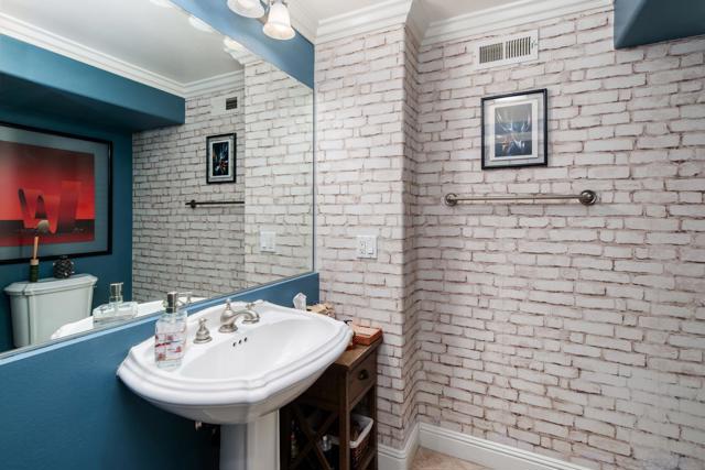 5255 Greenwillow Ln, San Diego CA: https://media.crmls.org/mediaz/b2472a3a-0fa8-4da0-8648-6906bb7863ef.jpg