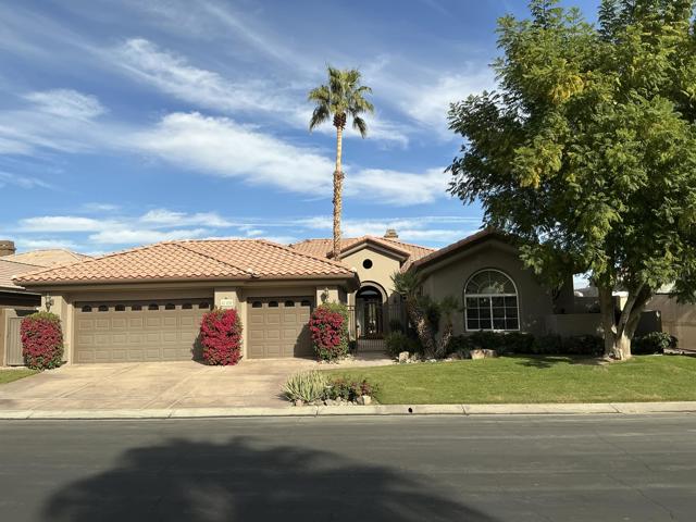 81650 Tiburon Drive, La Quinta CA: https://media.crmls.org/mediaz/b24796e7-6478-4c53-8f9d-2ea9779f364b.jpg