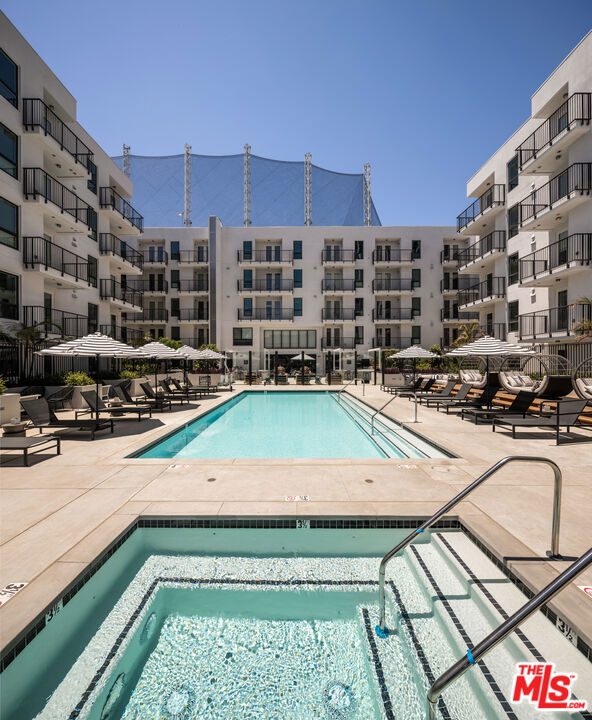 687 S Hobart Boulevard, Los Angeles CA: https://media.crmls.org/mediaz/b24a76d0-d69c-4f70-a715-e69c0a51511e.jpg