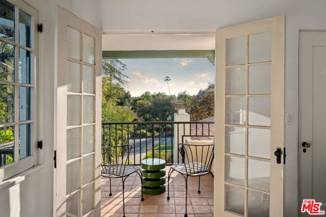 950 N Holliston Avenue, Pasadena CA: https://media.crmls.org/mediaz/b24a9019-1749-4276-87cb-b70f31f979f5.jpg