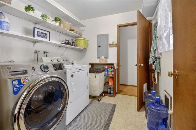 1222 Via Del Sol Road, Salinas CA: https://media.crmls.org/mediaz/b24b500d-97e1-4716-8252-d8354c65b482.jpg