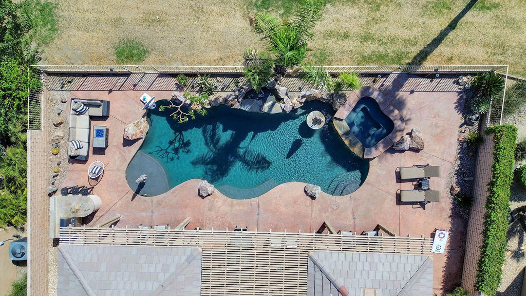 https://media.crmls.org/mediaz/b24bd594-ea3f-4839-a21b-c7264b635c34.jpg?preset=X-Large
