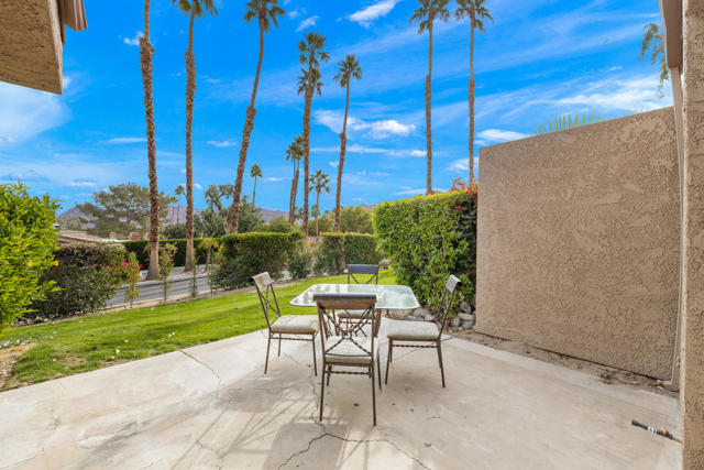 48980 Wildwood Lane, Palm Desert CA: https://media.crmls.org/mediaz/b24c19a8-4c84-4686-9509-bc35db962591.jpg