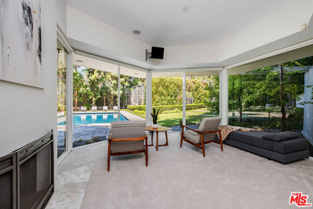 1010 N Rexford Drive, Beverly Hills CA: https://media.crmls.org/mediaz/b24cc328-ff2d-46bc-9736-b8d328ea02a4.jpg