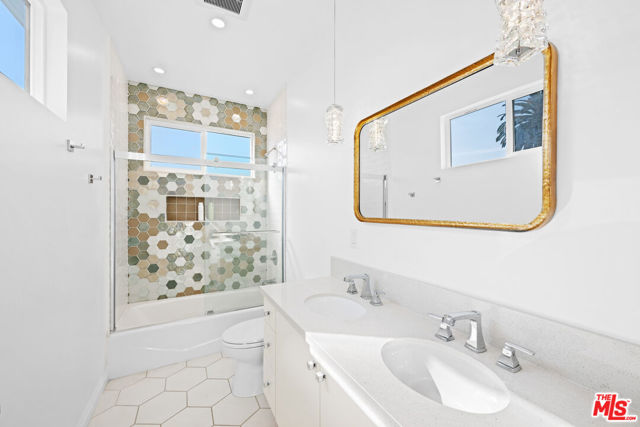 10623 W Olympic Boulevard, Los Angeles CA: https://media.crmls.org/mediaz/b24d4e09-60f5-4d77-be7f-3c0b8cbfcbe3.jpg