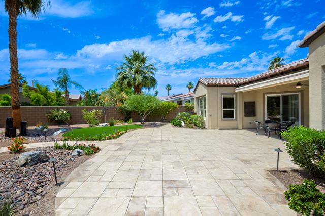 81943 Prism Drive, La Quinta CA: https://media.crmls.org/mediaz/b24ddc2a-5920-4791-a423-31d9ebc5fb59.jpg