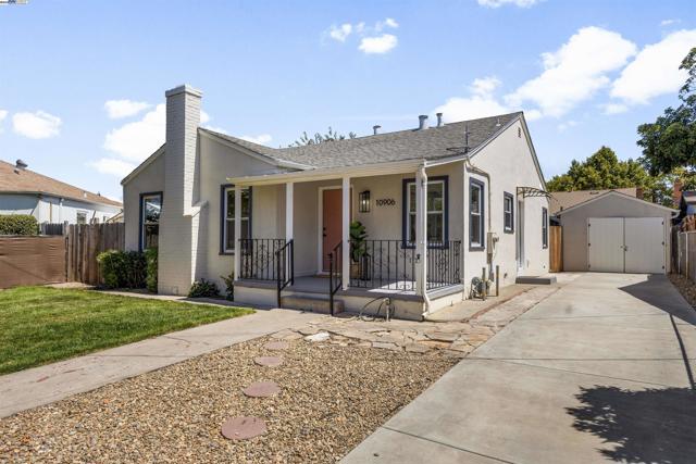 10906 Reposo Dr, Oakland CA: https://media.crmls.org/mediaz/b24e6fcf-a5b6-47c4-8424-3071d1c1c1b4.jpg
