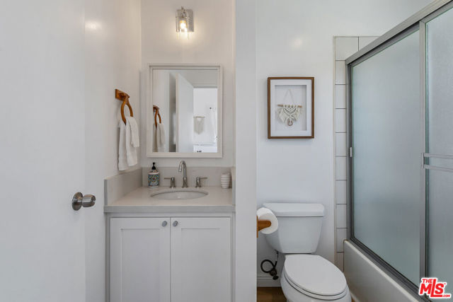 521 Venice Way, Venice CA: https://media.crmls.org/mediaz/b24ef5e4-31b9-4d81-9a69-b68ba74012ba.jpg