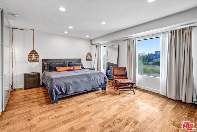 4105 Pacific Avenue, Marina del Rey CA: https://media.crmls.org/mediaz/b24f356f-b8ed-43a2-bc86-0370dcedcbcc.jpg