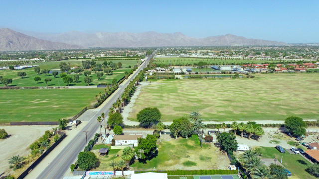 81514 Avenue 50, Indio CA: https://media.crmls.org/mediaz/b24f8140-bba5-4b70-b349-580ce70df380.jpg
