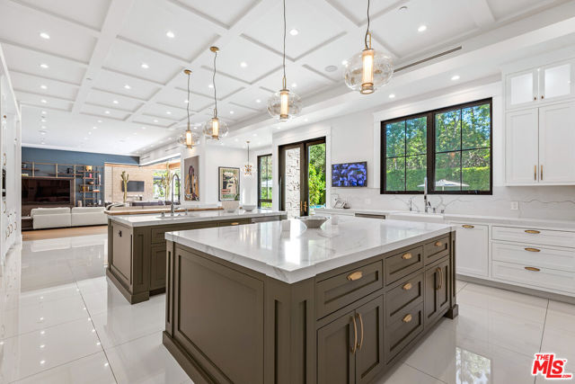 16144 HIGH VALLEY Place, Encino CA: https://media.crmls.org/mediaz/b2513e70-6a65-4e30-b89a-f745107b61df.jpg