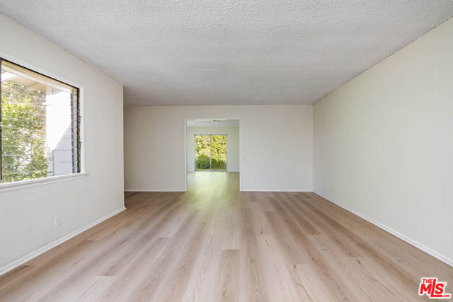 10941 Peach Grove Street, Toluca Lake CA: https://media.crmls.org/mediaz/b2514907-4077-402e-968a-4d38bd1c8047.jpg