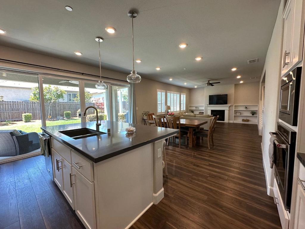 https://media.crmls.org/mediaz/b25182d2-140f-4c86-9e4e-2e9175c9fde0.jpg?preset=X-Large
