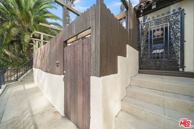 6686 Emmet Terrace, Los Angeles CA: https://media.crmls.org/mediaz/b251c4ea-c0af-4787-88e1-44d0c8f25dc8.jpg