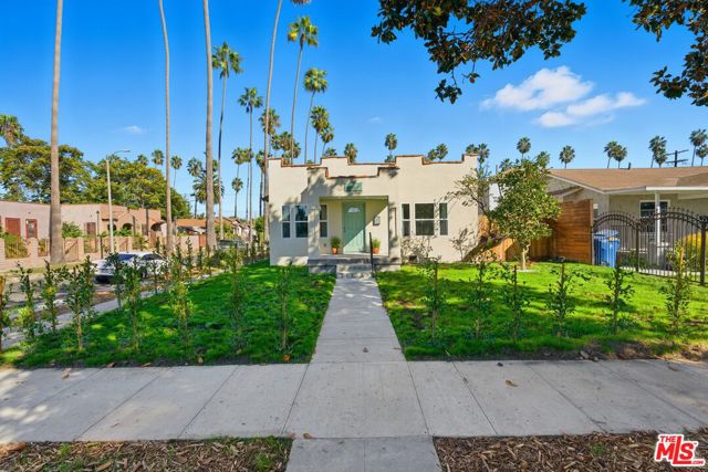 5200 S St Andrews Place, Los Angeles CA: https://media.crmls.org/mediaz/b2520490-8345-40da-b774-0d9a614f3b43.jpg