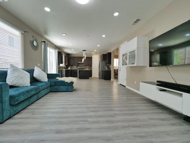 2419 Sienna Dr, Pittsburg CA: https://media.crmls.org/mediaz/b2535fe6-3b22-4dd7-af28-ae44107873fa.jpg