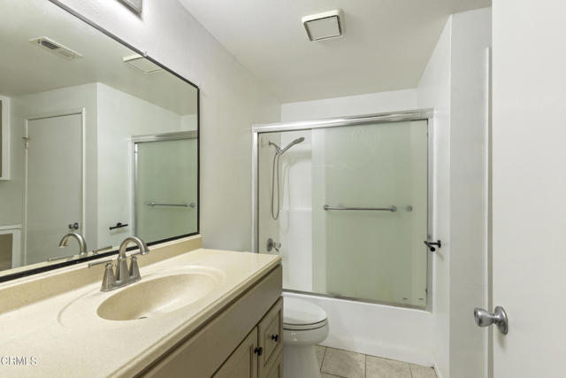 2091 Blackberry Circle, Oxnard CA: https://media.crmls.org/mediaz/b2556daa-68ed-4341-a175-85689e9e24b7.jpg