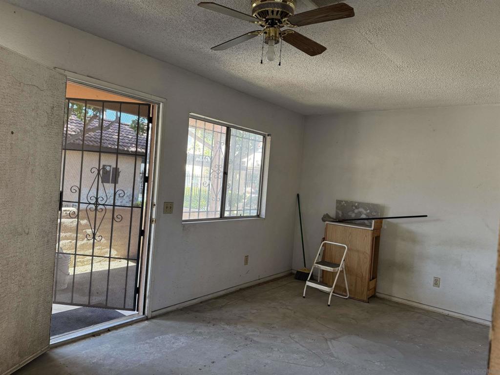 https://media.crmls.org/mediaz/b255c2ce-7494-420e-9ac8-08975928cf63.jpg?preset=X-Large