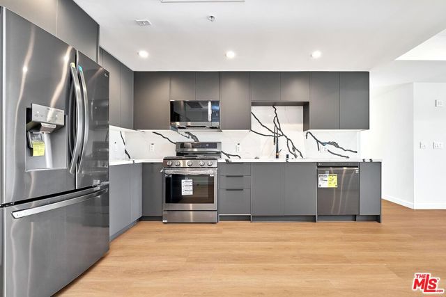 321 S Oxford Avenue, Los Angeles CA: https://media.crmls.org/mediaz/b257f0c2-ed7f-4541-8036-947bc01baef4.jpg