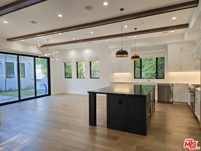 18026 Valley Vista Boulevard, Encino CA: https://media.crmls.org/mediaz/b2594829-bd04-469e-9b6b-ff13f2c3b432.jpg