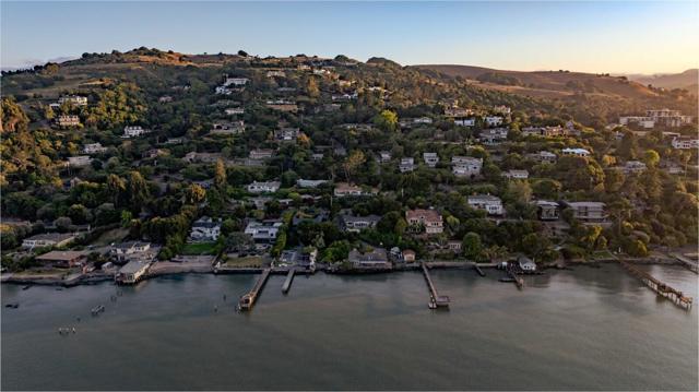 4980 Paradise Drive, Tiburon CA: https://media.crmls.org/mediaz/b25a284a-78ec-4162-9825-1d52128509b9.jpg