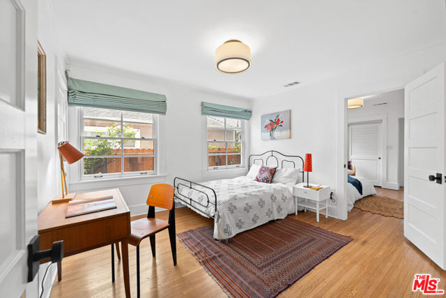 607 S Orange Drive, Los Angeles CA: https://media.crmls.org/mediaz/b25b6ae9-bbd1-451a-bbb7-93fc70b3d8a7.jpg