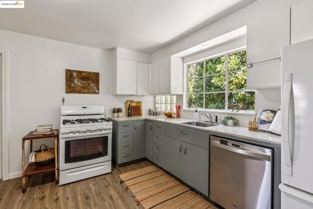22574 6Th St, Hayward CA: https://media.crmls.org/mediaz/b25bd380-c67b-46ab-9000-fcf3bcb46897.jpg