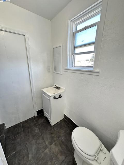1725 96Th Ave, Oakland CA: https://media.crmls.org/mediaz/b25c3592-30fe-4f7b-8132-8e66f2639378.jpg
