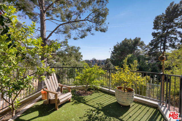 3307 Deronda Drive, Los Angeles CA: https://media.crmls.org/mediaz/b25ca4d1-c476-4686-9c60-d0c270be34c0.jpg