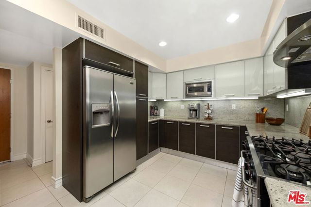 1353 N Fuller Avenue, Los Angeles CA: https://media.crmls.org/mediaz/b25e62af-cbb5-4231-9d82-4c65191a733f.jpg
