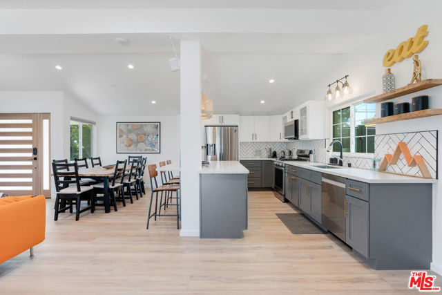 5835 Mcdonie Avenue, Woodland Hills CA: https://media.crmls.org/mediaz/b25e771a-e13d-4eb0-b885-4d2e69adc3cd.jpg