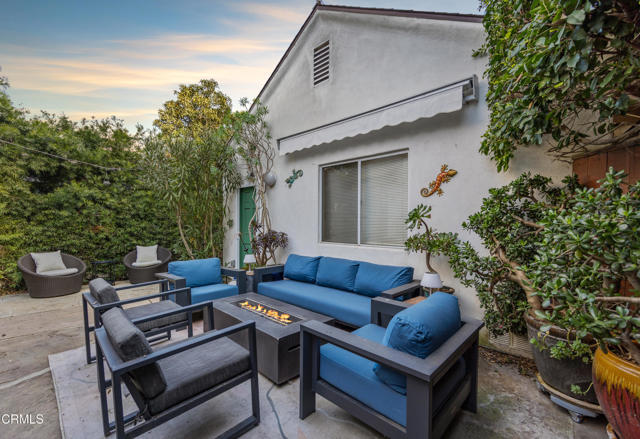 917 W W Victoria Street, Santa Barbara CA: https://media.crmls.org/mediaz/b25f23f7-598a-43a5-baae-5621fdd35f97.jpg