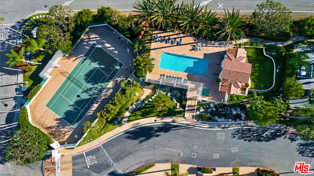 6477 Zuma View Place, Malibu CA: https://media.crmls.org/mediaz/b25f7713-d28d-4840-803d-e22407680af7.jpg