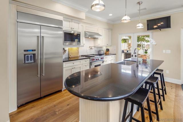 867 E Avenue, Coronado CA: https://media.crmls.org/mediaz/b25f9ee0-598a-443e-be80-f939c2c86a2b.jpg