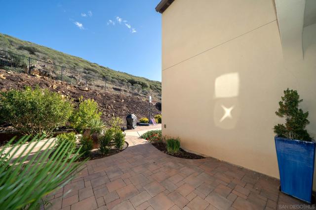 847 Cannondale Ct, San Marcos CA: https://media.crmls.org/mediaz/b25ffe1a-2519-4e10-8376-625e1ac27612.jpg