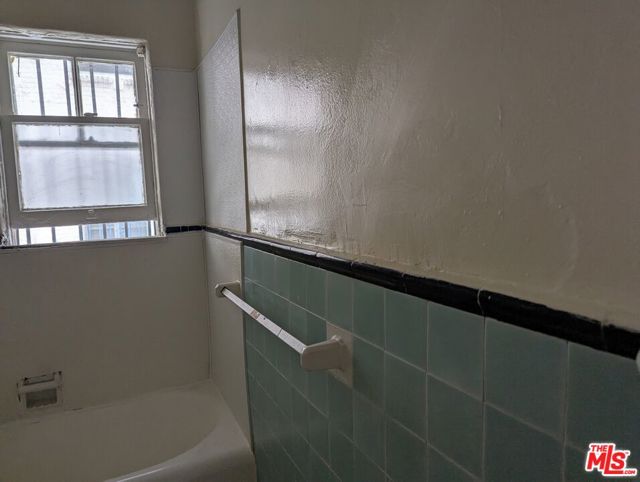 657 S COCHRAN Avenue, Los Angeles CA: https://media.crmls.org/mediaz/b261893b-e2aa-4c08-b1f9-ef0b887c95e9.jpg