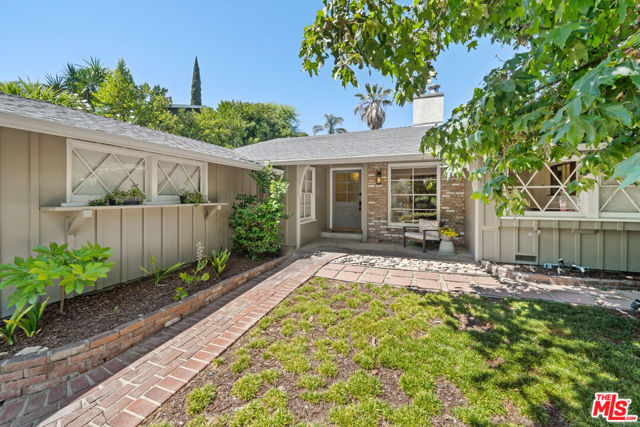 3709 Stone Canyon Avenue, Sherman Oaks CA: https://media.crmls.org/mediaz/b261f661-fdd3-4da1-9d31-39eaa0489dac.jpg
