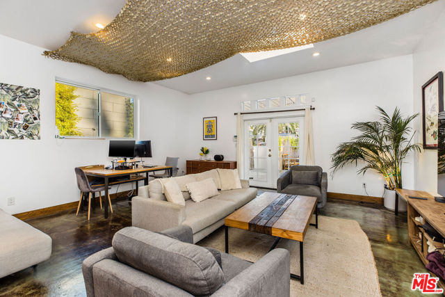 1141 Cabrillo Avenue, Venice CA: https://media.crmls.org/mediaz/b2620d4f-99bd-4194-986e-8c2c877e6eb1.jpg