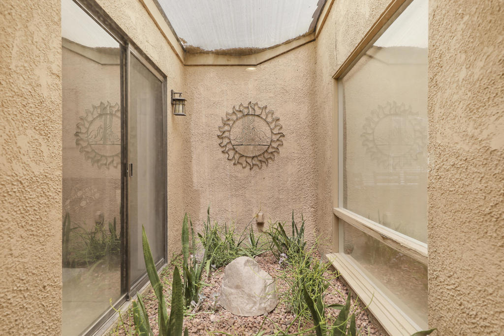 https://media.crmls.org/mediaz/b26413c5-78d4-47f9-8a08-a81f772a1308.jpg?preset=X-Large