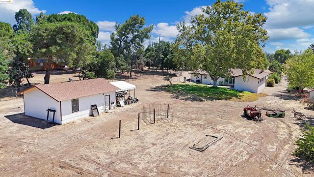 2921 Anderson Ln, Brentwood CA: https://media.crmls.org/mediaz/b264a04b-57d7-4c89-b348-26dd5d6b006d.jpg