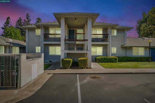 68 Peters Ave, Pleasanton CA: https://media.crmls.org/mediaz/b264d609-b7cb-4249-8a0e-70a106ea5d31.jpg