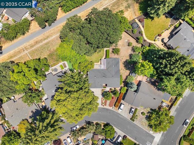 115 Saint Jean Ct, Danville CA: https://media.crmls.org/mediaz/b2657e3d-54c0-4df2-9dd3-bf184fd14f9f.jpg