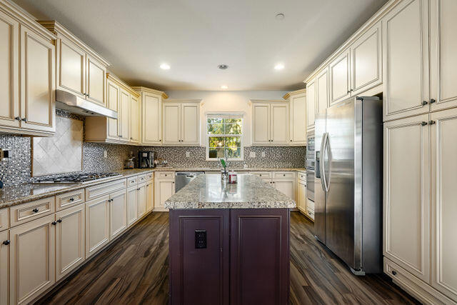 551 Via De La Paz, Palm Desert CA: https://media.crmls.org/mediaz/b26607c4-5285-418c-89e4-0ac7e4a94f4a.jpg