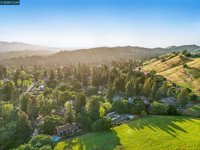 1804 Piedras Circle, Alamo CA: https://media.crmls.org/mediaz/b266a430-d4b8-4efe-9c71-bd3d59d3bff6.jpg