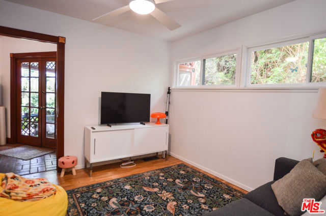 11136 Lucerne Avenue, Culver City CA: https://media.crmls.org/mediaz/b2684e79-4bf3-4c87-9ce3-cb043e9a1e25.jpg