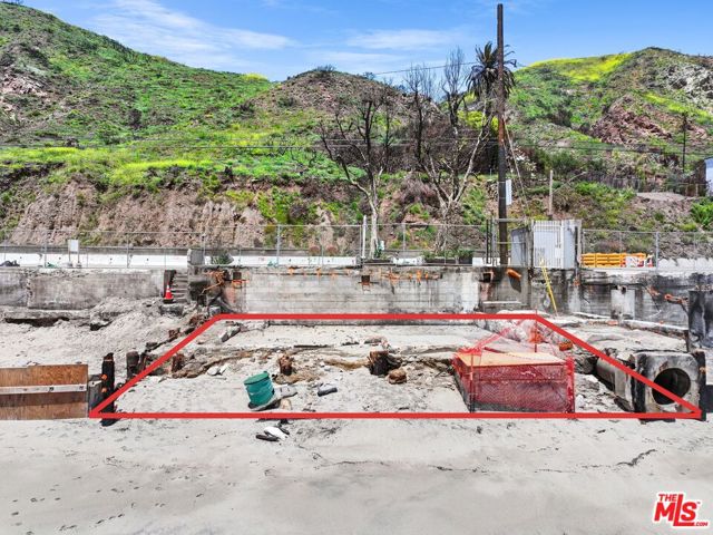 20802 Pacific Coast Highway, Malibu CA: https://media.crmls.org/mediaz/b26886cc-9f51-449a-a983-67b06254c628.jpg