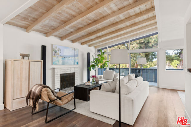 8247 Billowvista Drive, Playa del Rey CA: https://media.crmls.org/mediaz/b26a3281-3256-4041-a181-e2f0b6cfed27.jpg