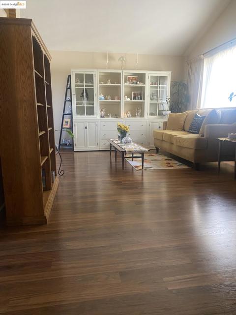 29 Palm Beach Way, Antioch CA: https://media.crmls.org/mediaz/b26ac97d-64b1-4249-a117-8785d5c54c2e.jpg