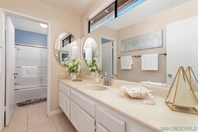 1541 Vaquero Gln, Escondido CA: https://media.crmls.org/mediaz/b26b0c40-f0aa-459c-9c5d-0a4cf1dc8cbe.jpg